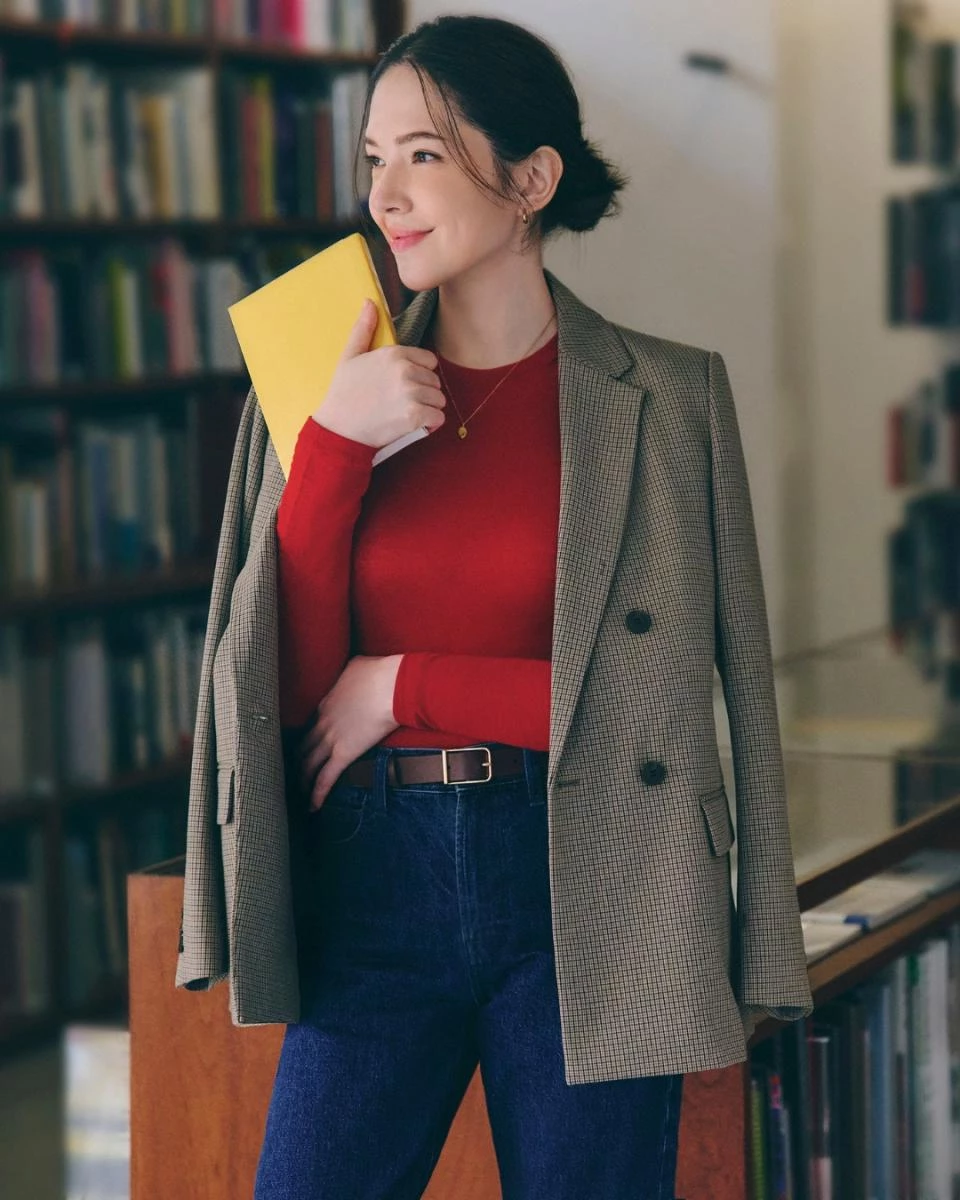 Uniqlo 與 JW Anderson 的合作已成為許多人期待的系列,在本季推出的直筒褲,品牌運用基本的丹寧褲為基礎,加上恰如其分磅數,讓褲款達到硬挺且具有修飾的效果,沒有過分的裝飾點綴,亦讓這條褲款能融入日常多種風格的穿搭之中。