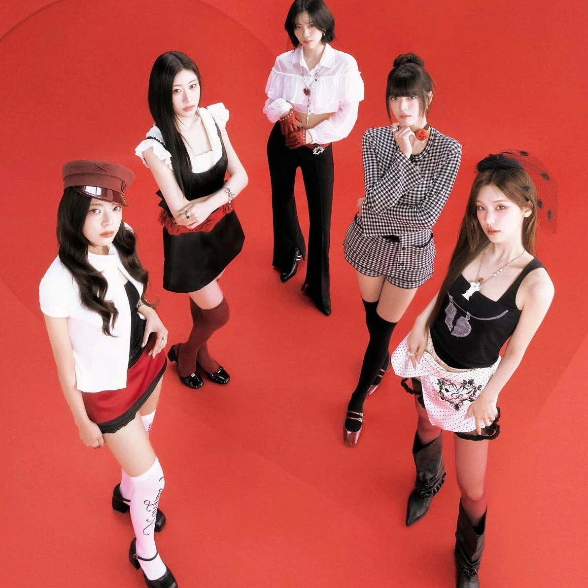 女團方面則由 ITZY 擔綱代表卡司之一,這次再度受邀登上 AAA,也讓 MIDZY 相當期待她們是否會帶來全新舞台編排,替今年頒獎典禮增添更多女團魅力與視覺震撼。