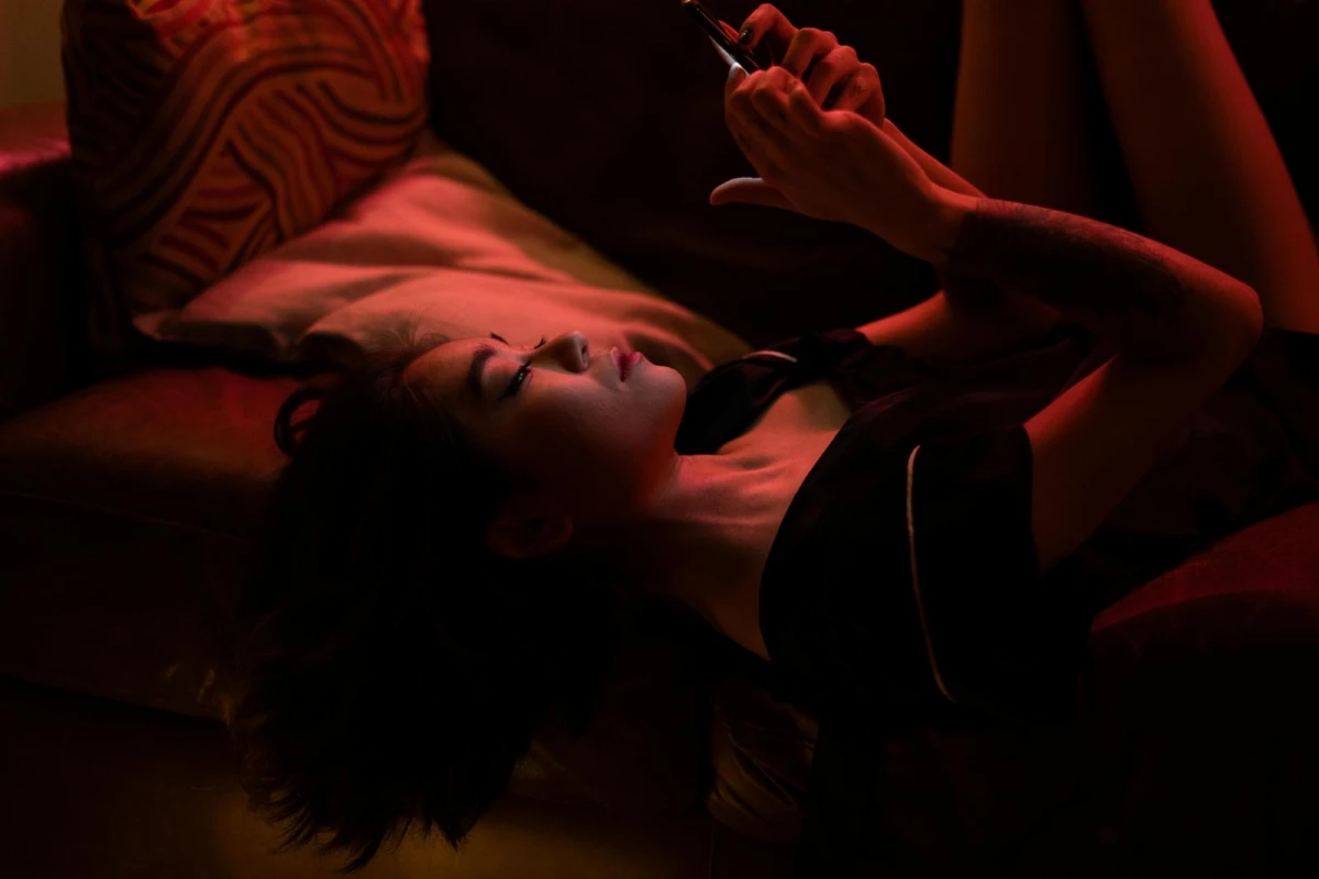 嫉妒常引發一種微妙的心理防衛機制，讓人傾向貶低他人的努力，例如覺得對方「只是運氣好」或「靠包裝取勝」。雖然這能暫時保護自尊，但長遠來看卻容易掩蓋自己的焦慮與不足。