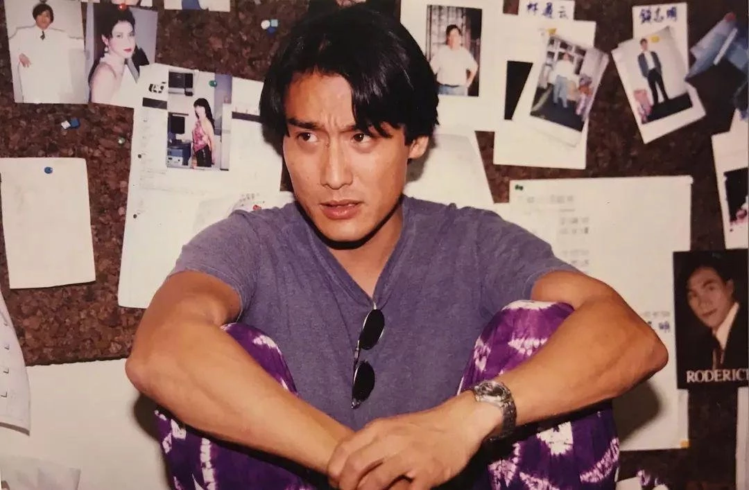 1983年,梁家輝憑《垂簾聽政》一舉拿下金像獎影帝,成為史上最年輕得主。正當外界認為他前途無量時,卻因合約糾紛慘遭「封殺」,無戲可拍。無奈之下,大學主修設計的他,只能到銅鑼灣夜市擺攤賣皮手鐲,過著拮据生活。就在此時,江嘉年出現了。當時她在香港電台工作,主動打電話邀請梁家輝錄製廣播劇。