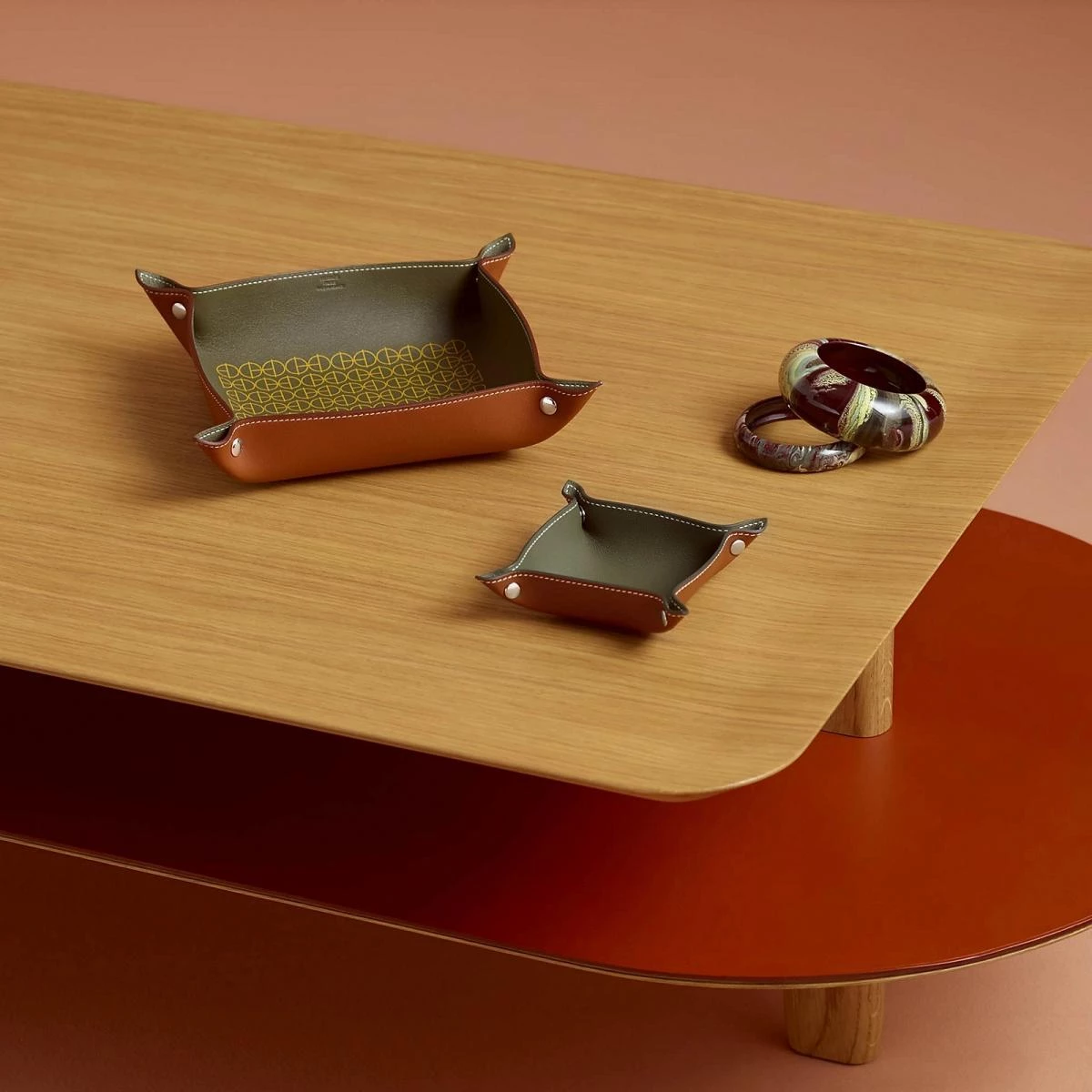 Hermès 的魅力從來不僅止於包款與絲巾,它更是一種生活哲學的體現。從一只抱枕、一個置物盒到一只茶壺,品牌將馬術精神、工藝底蘊與巴黎的浪漫氛圍,化作觸手可及的日常物件。