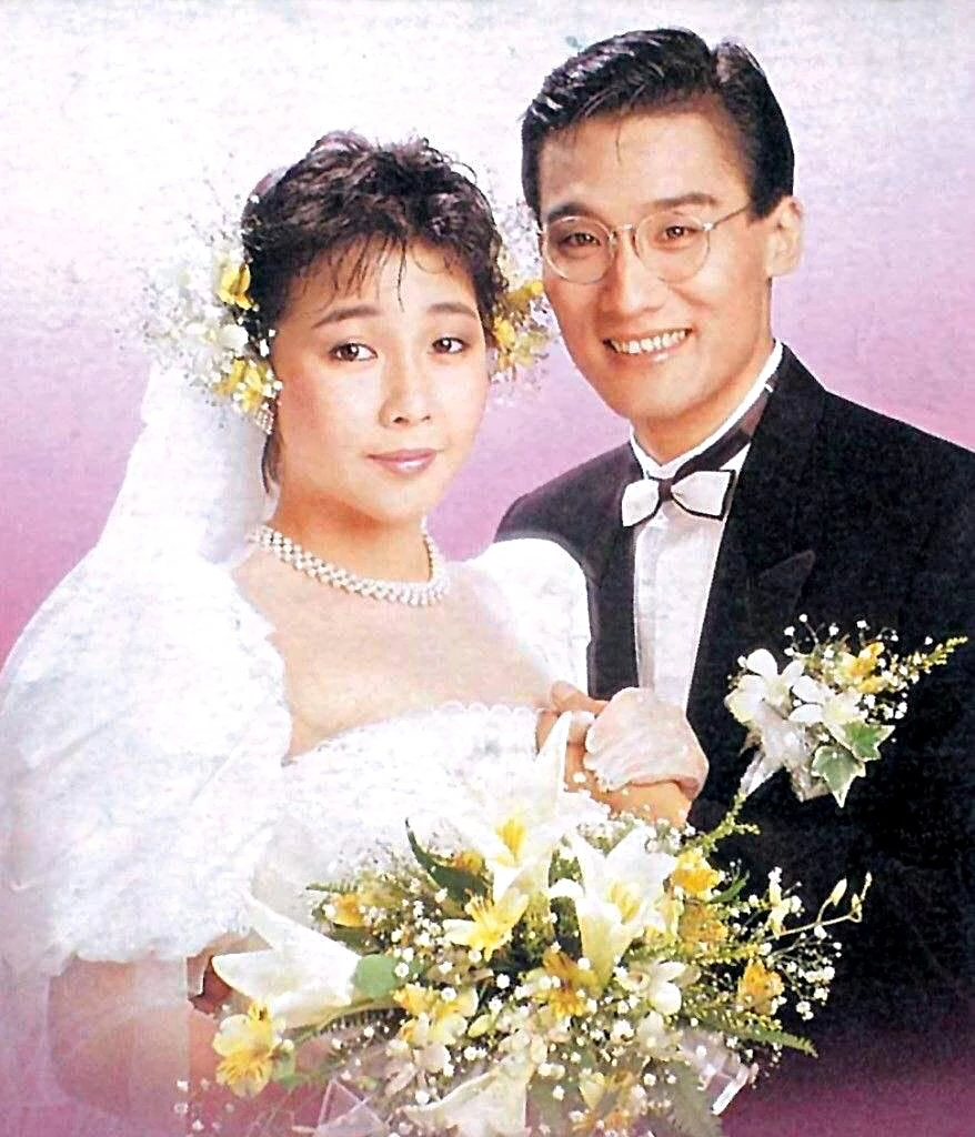 僅僅交往半年,兩人便決定結婚。當時梁家輝身上僅有八千港幣,沒有排場、沒有酒席,只有一枚戒指、一頓晚餐和一間蜜月套房。沒有父母資助,他們選擇簡簡單單地完成終身大事。