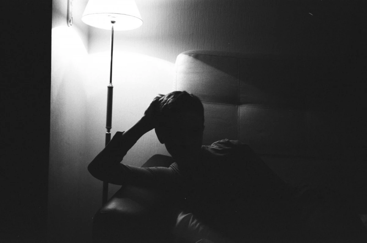 心理研究顯示，神經質（Neuroticism）高的人更容易陷入嫉妒情緒。這類人對失敗或落差特別敏感，常因一點比較就陷入自我懷疑。