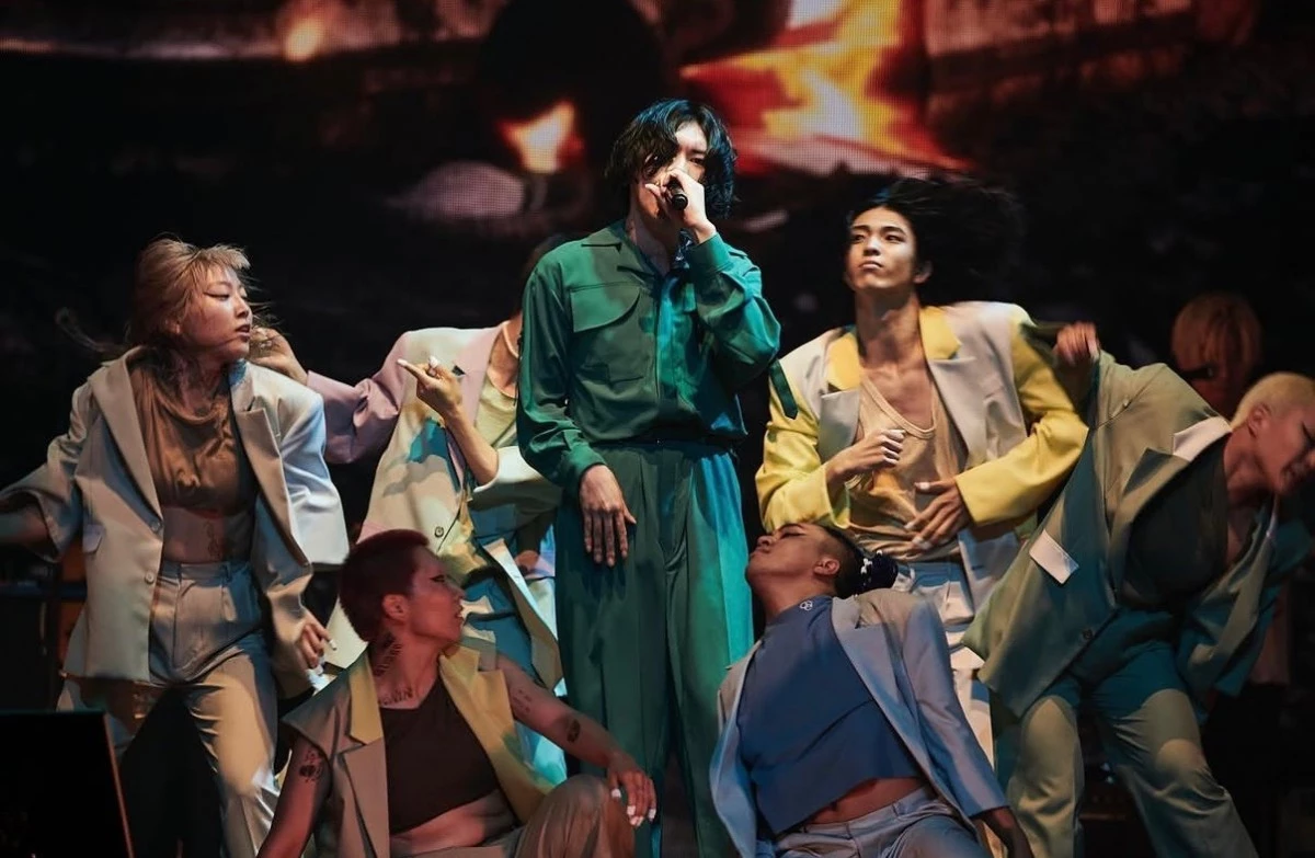 而他去年才帶著「KENSHI YONEZU 2025 WORLD TOUR / JUNK」巡演唱進台北小巨蛋,3 月 15、16 日連開兩場,超過 2.2 萬張門票全數售罄,也成為他睽違 6 年再度來台的重要紀錄。沒想到今年又重新啟動「KENSHI YONEZU 2026 TOUR / GHOST」巡演,日本場將自 11 月 6 日起跑,橫跨 6 座城市、共 14 場演出,如今更傳出有望於 12 月首度唱進 台北大巨蛋。儘管截至目前,台北場的確切演出日期、票價、座位圖與售票時間都尚未由官方正式公布,但對台灣粉絲來說,無疑是年末最令人期待的「聖誕禮物」!