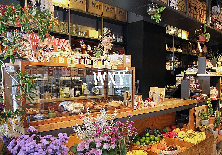 一進門即映入眼簾的是引人注目的酒牆與蛋糕麵包櫃，走上二樓，更能感受陽光灑落長桌上的輕柔氣息