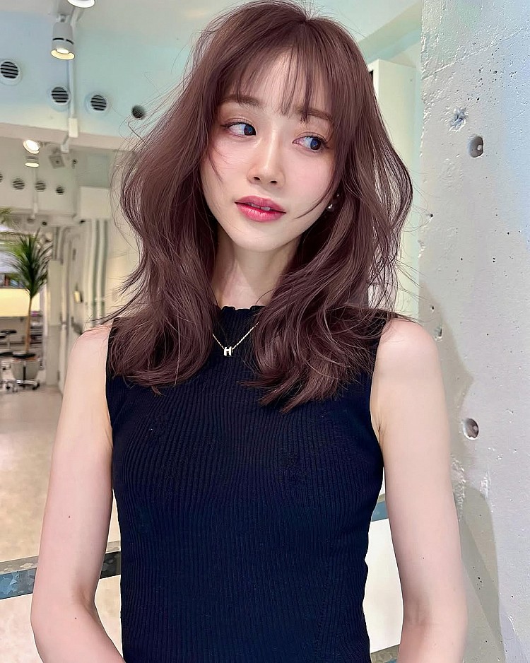 法式瀏海髮型推薦13：中長髮氣墊燙