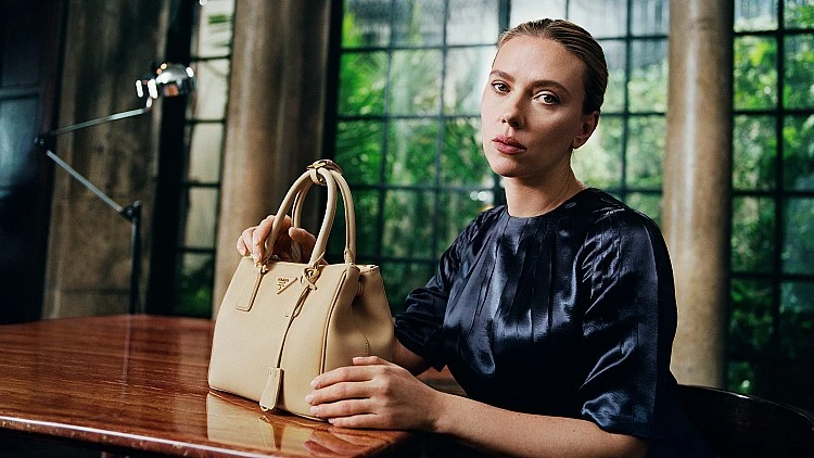 「黑寡婦」攜手怪才導演！Scarlett Johansson再登Prada Galleria廣告，繼2023年與藝術家Alex Da Corte、2024年與導演Jonathan Glazer合作後，再度登上廣告版位，品牌以兩位有地位的演員＋導演的黃金組合詮釋Galleria，凸顯品牌在包袋市場上的企圖心：不只要讓Galleria成為經典日常的象徵，更要成為具文化影響力的時代符號。