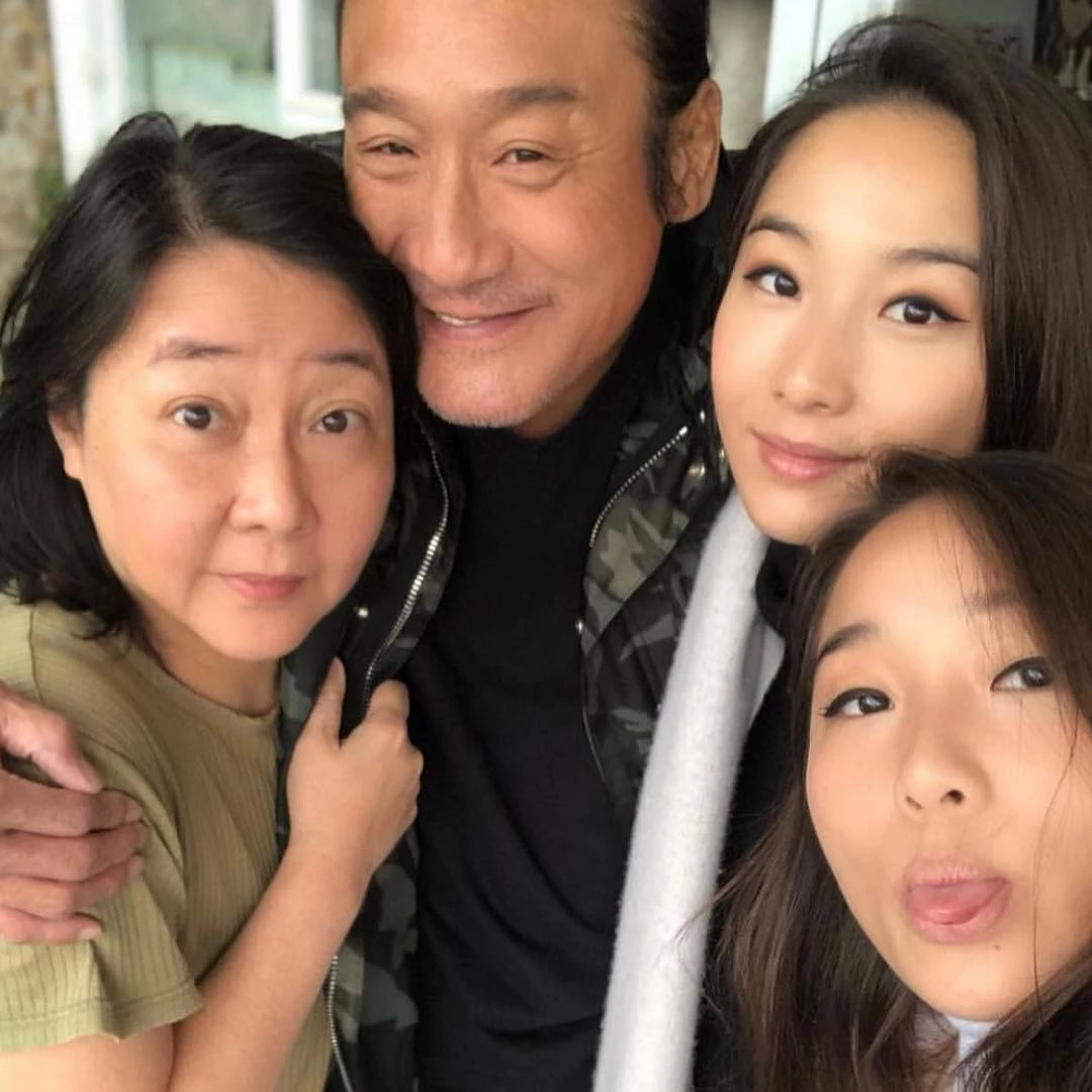 在閩南語裡,「牽手」指的是妻子,也蘊含著一生相伴的承諾。如今,梁家輝與江嘉年已攜手走過38年歲月,兩個女兒也已長大成人。他曾語重心長地告訴女兒:「戀愛一兩年,那是戀情;十年後還在一起,是感情;如果三十年後還能牽手上街,那才叫愛情。」