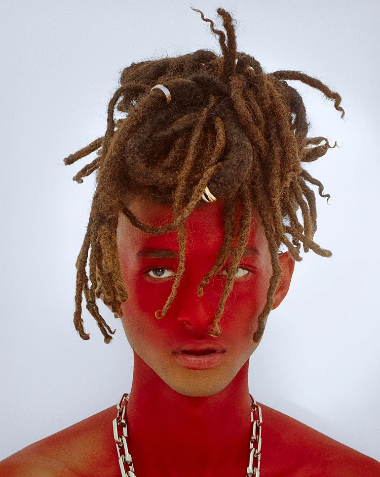 「紅底鞋」Christian Louboutin宣佈任命Jaden Smith為品牌首位男裝系列創意總監！未來將全面負責男士鞋履、皮具與配飾的創意設計，他的首個限定系列將於2026年1月推出，並於同月巴黎男裝周正式亮相。如今，男裝業務已佔Louboutin營收24%，此時交由Jaden掌舵，正意味著品牌將強化男士市場布局。這不僅是名人光環的加持，更是Louboutin持續拓展紅底帝國的戰略一步。