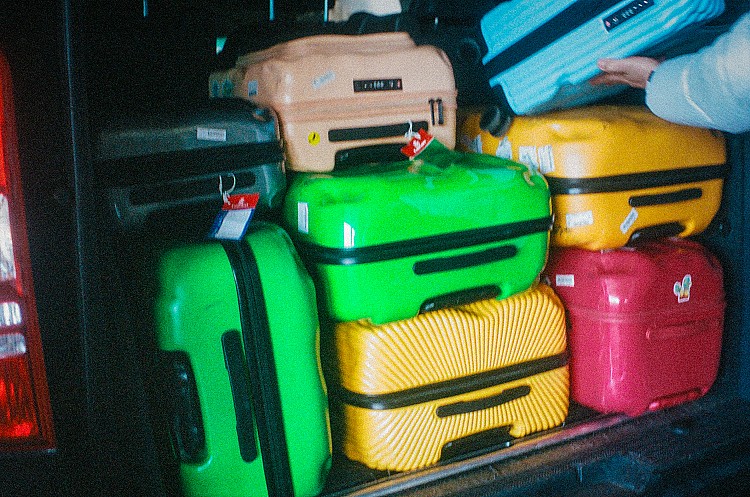 根據航站地勤受訪經驗，亮色行李箱是最不容易被拿錯的顏色。原因很簡單：亮色在轉盤上極度突出，地勤形容「你一眼就會看到它」，辨識度高、撞款率低，也能讓行李遺失時更容易被追蹤。