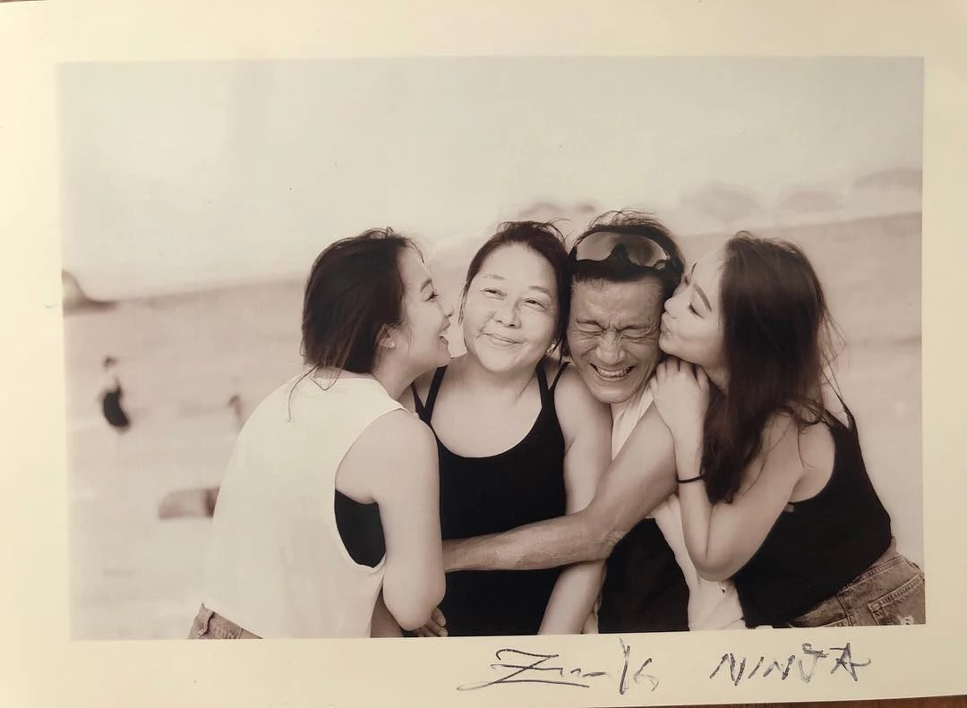 在閩南語裡,「牽手」指的是妻子,也蘊含著一生相伴的承諾。如今,梁家輝與江嘉年已攜手走過38年歲月,兩個女兒也已長大成人。他曾語重心長地告訴女兒:「戀愛一兩年,那是戀情;十年後還在一起,是感情;如果三十年後還能牽手上街,那才叫愛情。」