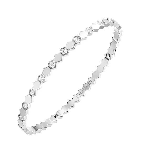 Chaumet「Bee」18K白金鑲鑽手環,約NTD 415,000