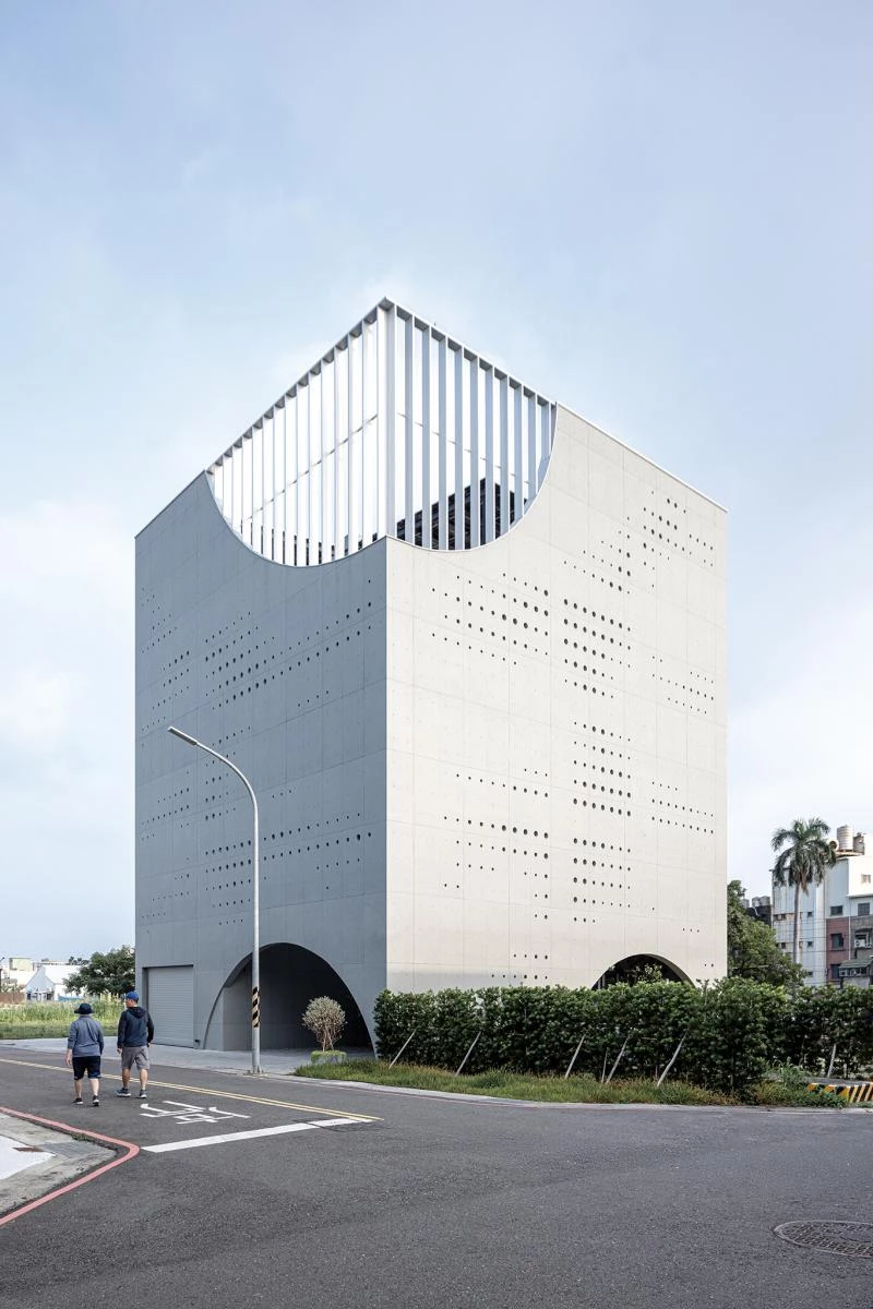 台南街道上緩緩地迎來一座極簡的建築──《日光軌跡》（Solar Locus）。這座由建築團隊 Air Matters 與 16 ARCH STUDIO 共同設計的五層樓混凝土建築，不僅是台灣少見的極簡風格建築案例，更是一座將太陽能、光影設計與永續建築理念，融合為一的現代企業總部。其立面流線的造型呼應日照軌跡，結合自然採光與節能機能，為這一座百年府城注入嶄新的活力。