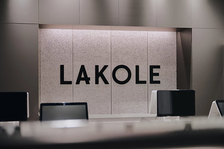 LAKOLE正式首度跨出台北,以150坪的大型店鋪進駐,搶下百貨轉角 L 型雙面開口的黃金位置。