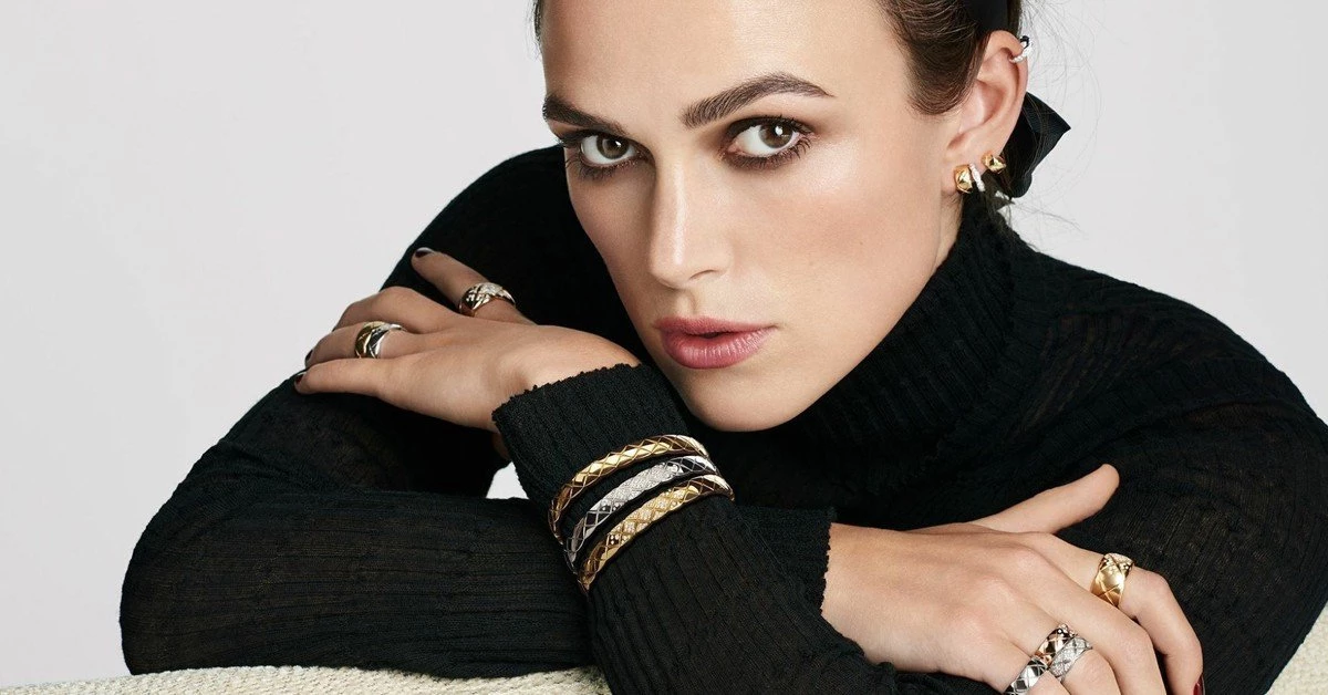 影星Keira Knightley(綺拉‧奈特莉)指間展現COCO CRUSH珠寶多層次配戴的性格魅力!