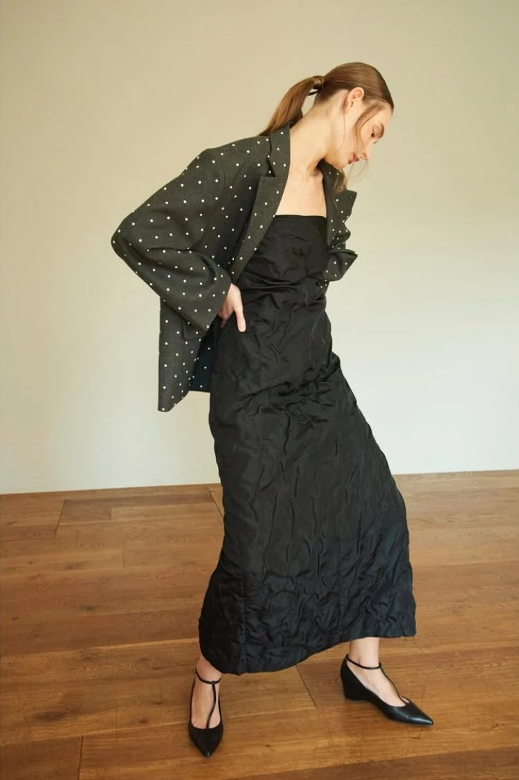 並非所有鬆版設計都能遮掩腰腹。理想的選擇是剪裁本身具有收腰結構,或具抽繩、綁帶等功能性設計的上衣與洋裝,既不緊身也不臃腫,能自然修飾曲線。