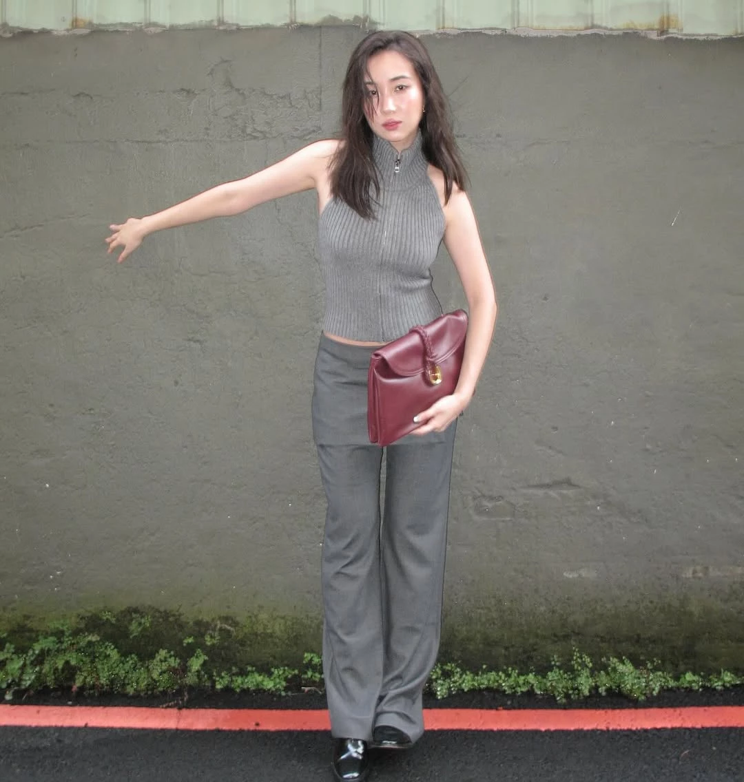 楊祐寧妻子 Melinda,無疑是當今時髦女孩的穿搭典範,在一次的私著中,她以灰色系為主角,運用拉鍊針織背心以及同色系的西裝寬褲做混搭,呈現出年輕典雅的氣質。
