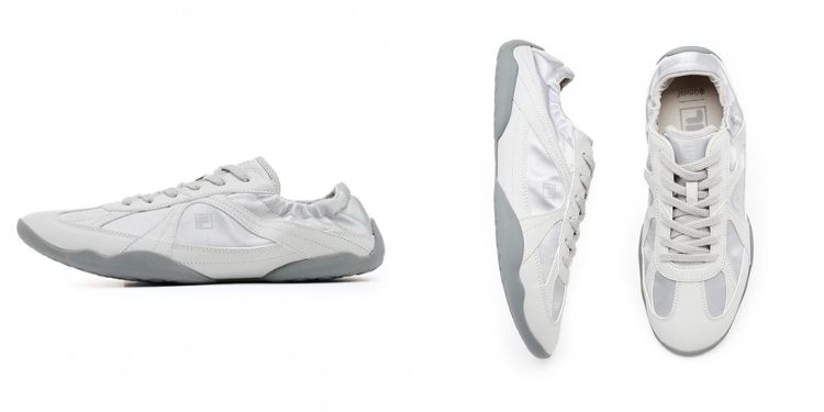 Fila Glio將芭蕾舞鞋的貼合輪廓轉化為中性薄底運動鞋，線條收斂、比例俐落。鞋面以簡潔拼接呈現層次感，低筒設計貼近腳背，讓整體視覺更輕盈。