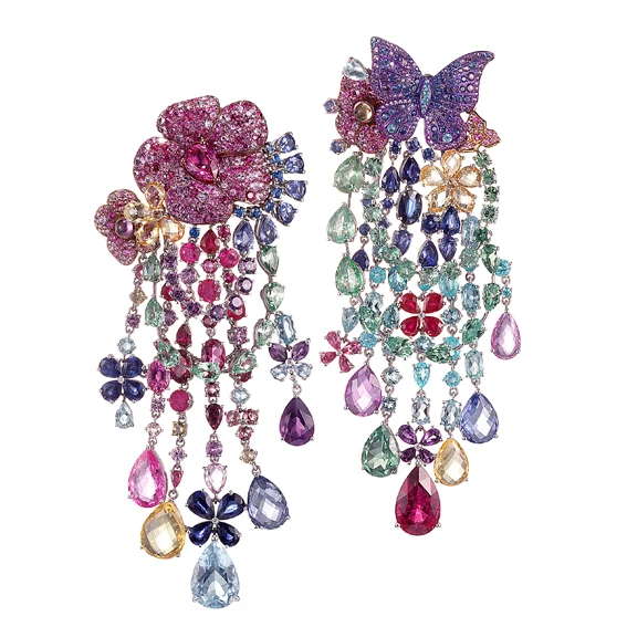 Rihanna ♥ Chopard 頂級珠寶系列
18K白金與鈦金材質鑲嵌藍寶石、粉紅剛玉、黃寶石、沙佛萊石、紅碧璽、綠柱石、海藍寶石、Paraiba碧璽、紅寶石、紫水晶、托帕石、天藍石以及鑽石耳環。