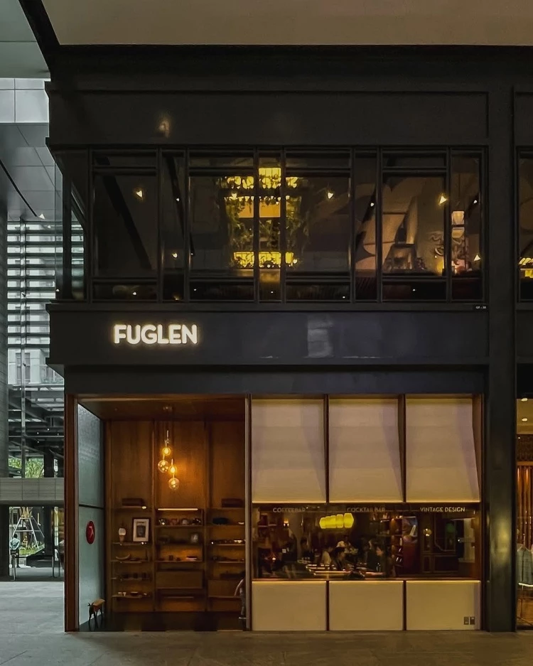 不同於傳統咖啡店文化，Fuglen更強調「咖啡是一種生活方式」，不僅販售來自自家烘焙廠的咖啡豆，更將店內空間打造成融合音樂、調酒與設計的藝文據點。