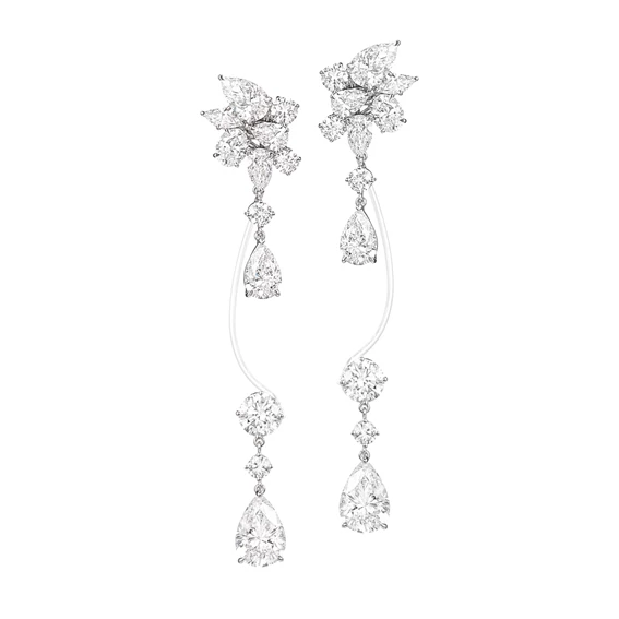 Rihanna ♥ Chopard 頂級珠寶系列
18K白金材質鑲嵌4顆總重9.7克拉梨形切割鑽石、明亮式切割5.2克拉鑽石、4.7克拉梨形切割鑽石、橢圓形切割以及欖尖形切割鑽石耳環。