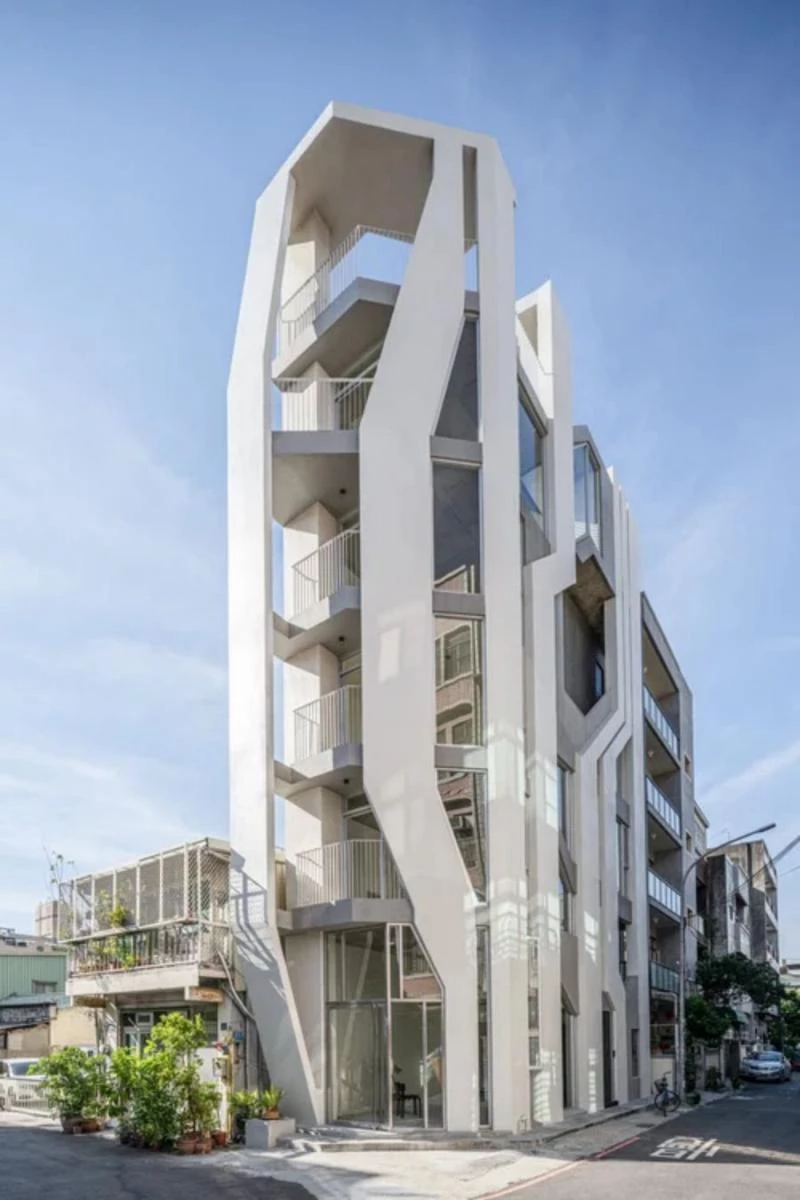 在新竹市東區,一座純白極簡的六層樓建築悄然矗立於德高街巷弄中,重新定義台灣都市中的公寓住宅樣貌。由行一建築操刀設計的「共居之家」,以錯層動線、共享概念與現代簡約外觀,打破傳統住宅框架,打造全新型態的共居空間。這座備受矚目的新竹私宅不僅榮獲台灣建築住宅獎與金點設計獎肯定,更成為當代極簡建築設計的代表之作。