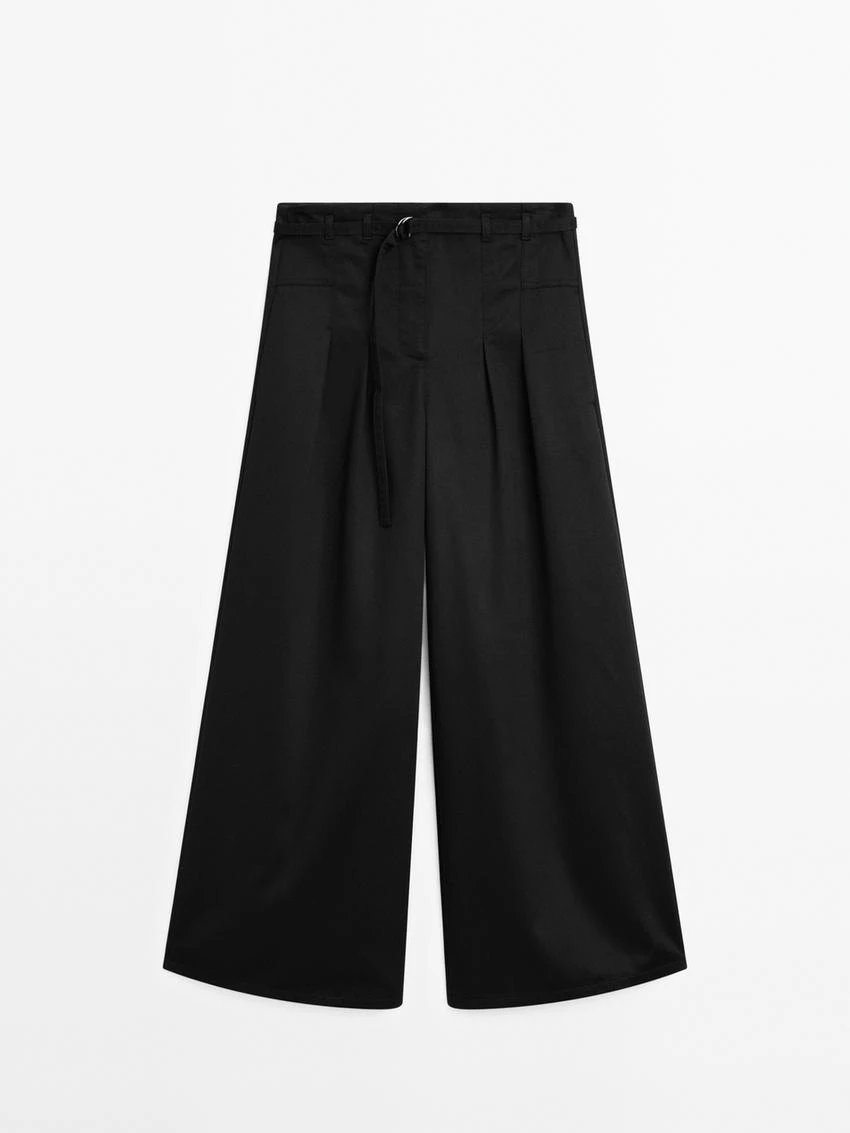 這件黑色超寬西裝褲來自 Zara 姐妹牌 Massimo Dutti,該褲款以中高腰為設計,並加入更誇張的線條,讓女孩在穿搭上能更有特色。