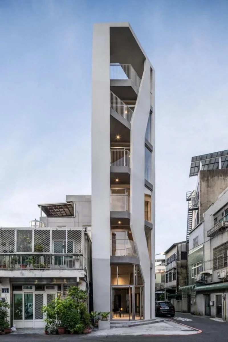 坐落於新竹市東區德高街上,緩緩地形塑一座極簡的建築量體,命名為「共居之家」。在行一建築・彭文苑建築師事務所的操刀下,嘗試融入更多可能性。不同於傳統的住宅空間設計,透過「錯層」設計,區分公私空間的小型單元建築,為居住者提供另一種在都市中生活的選擇。團隊在面寬僅四米的基地上,提出一層一戶的居住新提案,打造租賃住宅的更多可能性。
