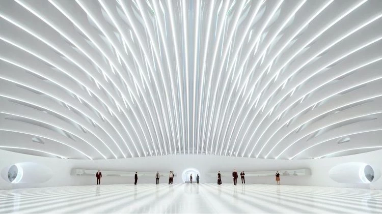 被譽為「建築結構詩人」的西班牙建築師 Santiago Calatrava,在台灣迎來首座作品——「遠東國際會議中心」。建築座落於元智大學校園旁,以動態雕塑般的建築語彙呈現,規劃為地上 5 層、地下 2 層,並形塑三棟建築量體:紀念館、表演中心及藝術中心。基地總面積達 28,864 平方公尺,未來不僅將成為國際級重要地標,也是一處指標性的表演空間,預計於 2030 年完工。
