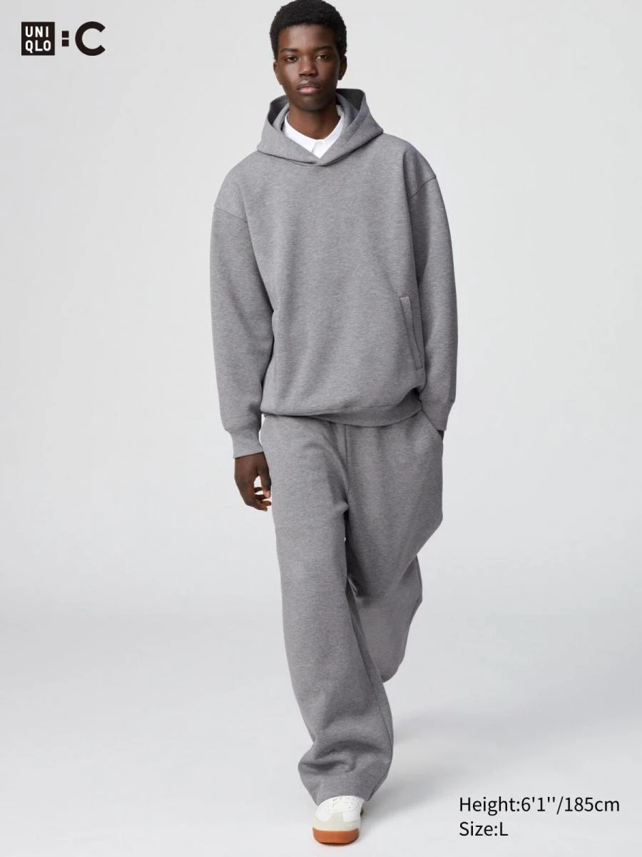 第二名由「UNIQLO : C 休閒寬褲」拿下。表面為棉質,帶有適度挺度,質地柔韌,整體外觀俐落有型。內裡採用滑順的聚酯纖維,穿著舒適。背面口袋兼具設計感與實用性,腰部則採用鬆緊帶與抽繩設計。定價:NTD. 1,290。