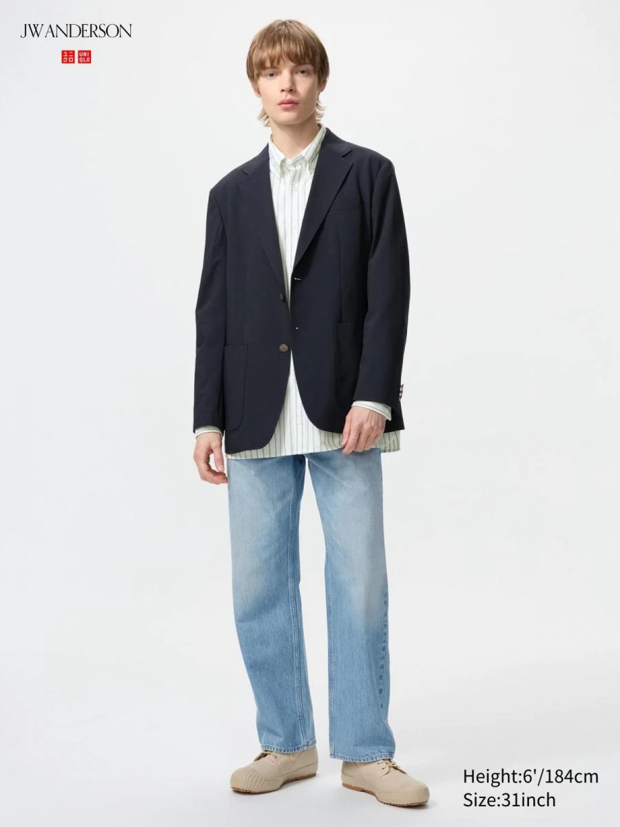 台灣男性最愛買的牛仔褲中,也有與 Dior 創意總監 Jonathan Anderson 聯名的作品「JW ANDERSON 直筒牛仔褲」。100% 棉質丹寧材質,經水洗加工後呈現適度褪色的休閒風格。定價:NTD. 1,290。