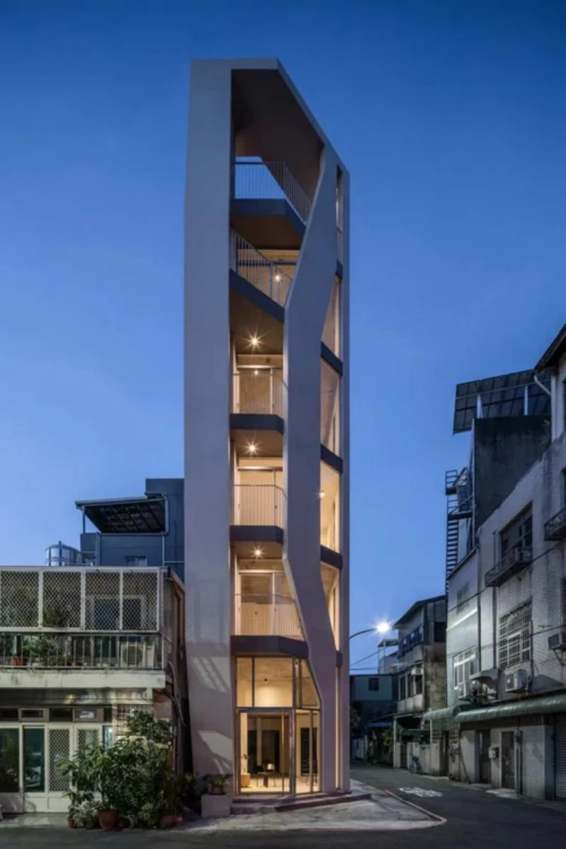 共居之家落成後,獲得台灣建築住宅獎與金點設計獎等多項設計肯定。不同於傳統的公寓住宅,它跳脫單一住居機能,融合共享概念與錯層動線,創造一種更貼近都市生活需求的住宅型態。設計團隊在有限空間尺度中,實踐開放而不失隱私的共居理念,展現對空間本質與生活方式的深度思考,也為台灣未來住宅發展提供嶄新範式,成為新竹另一處靜謐而現代的街景風貌。