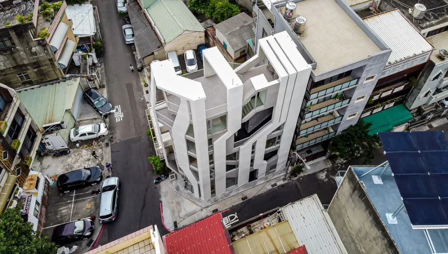 共居之家落成後,獲得台灣建築住宅獎與金點設計獎等多項設計肯定。不同於傳統的公寓住宅,它跳脫單一住居機能,融合共享概念與錯層動線,創造一種更貼近都市生活需求的住宅型態。設計團隊在有限空間尺度中,實踐開放而不失隱私的共居理念,展現對空間本質與生活方式的深度思考,也為台灣未來住宅發展提供嶄新範式,成為新竹另一處靜謐而現代的街景風貌。