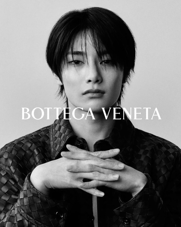 Bottega Veneta成為開雲集團內部的營收MVP，2025上半年繳出營收與獲利雙升的成績，營收達8.46億歐元，營業利益更年增5%，毛利率攀升至15%！圖為Stray Kids I.N.身為BV品牌大使，入鏡品牌形象廣告