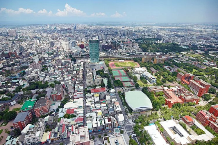 在空間機能上,台南小巨蛋將興建至少 2 萬席的室內體育場館,建築面積達 2 萬平方公尺,規劃地上 5 層、地下 2 層。一旁還有 E-Venue 多元育樂體驗場館,提供極限運動區、體育訓練區、創藝工作坊、智慧遊樂與科技體驗、立體劇場、互動遊樂設施、科技互動探索、親子互動科技區、兒童體驗區、餐飲空間、賣店與文化商品等功能,並設有完善的停車場設施。