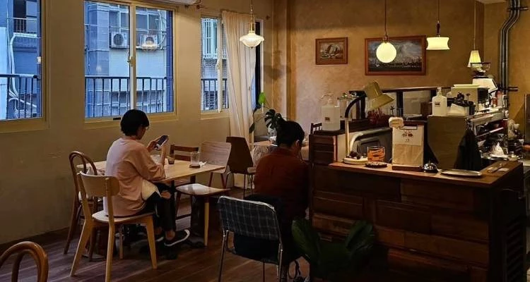 有些餐廳之所以讓人記住,並不是因為一成不變,而是願意在時間裡不斷調整步伐。基隆這間秘藏於「基隆塔」附近老公寓的「Kikuro二菊」小餐館,從早年的輕食早午餐,到後來的咖啡甜點店;再到如今,以咖哩飯與義大利麵為主角的全新樣貌,每一次轉身,都是闆娘們對理想餐桌的再一次靠近。三次更名、三度變化,不只是為了跟上市場潮流,而是希望讓來訪的人,能在這裡吃到更舒服、也更貼近生活的味道。