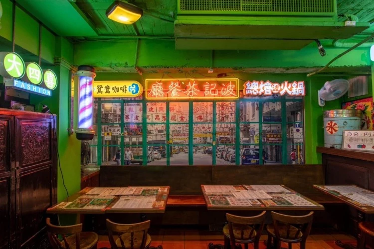 走進延吉街的靜巷,你會被一盞紅綠霓虹燈招牌瞬間吸引,波記茶餐廳那種港片復古感撲面而來