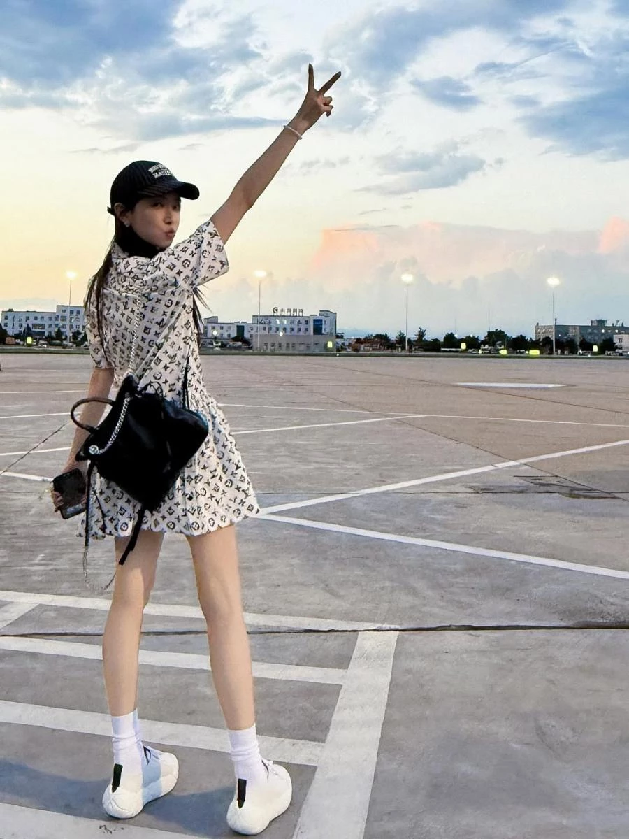 第一只包我們推薦這款名為「Off Duty」的後背包，該包款誕生於品牌「LV Vibe」系列