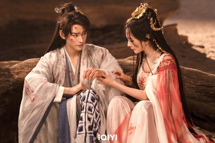 由楊冪、龔俊這對高顏值組合主演的《狐妖小紅娘月紅篇》同樣開播話題居高不下,故事改編自暢銷同名漫畫,楊冪飾演擁有千年不敗神顏的狐妖,龔俊則飾演人族東方月初,兩人共譜一段跨越種族、時空,展開百轉千迴的虐戀。