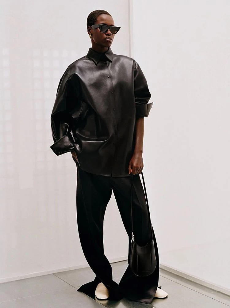 從小就以南蘇丹模特Alek Wek為榜樣，跟新生代超模Anok Yai一樣同樣來自南蘇丹，有著同樣膚色、同樣身世背景。Awar Odhiang曾說：「看到有人長得像我、能在伸展台上發光，我就知道自己也能做到。」如今，她的成功不只是個人勝利，更代表黑人與難民出身女性在高端時尚中的發聲權崛起。