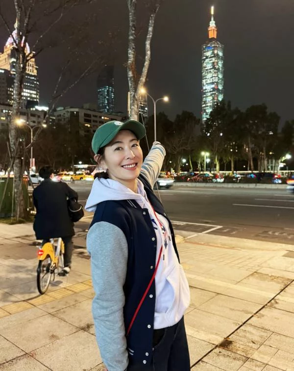 我們常說:「從穿衣風格,往往能看出一個人的性格樣貌。」而向來予人自信大方、行事爽朗印象的賈永婕,也將這樣的特質自然延伸至日常穿搭之中。正如她Po文中寫著:「大家最近好像都誤會我了,時尚穿搭才是我的強項!」