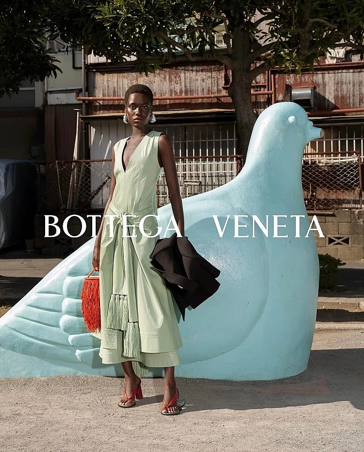 Awar Odhiang與Matthieu Blazy的緣分始於Bottega Veneta時期，當時她便是品牌廣告的靈魂面孔，也是秀場上不可或缺的存在。多年合作下，兩人培養出深厚信任與默契——在Awar眼中，Matthieu是「真誠、有愛，讓時尚充滿人性光芒的人」。