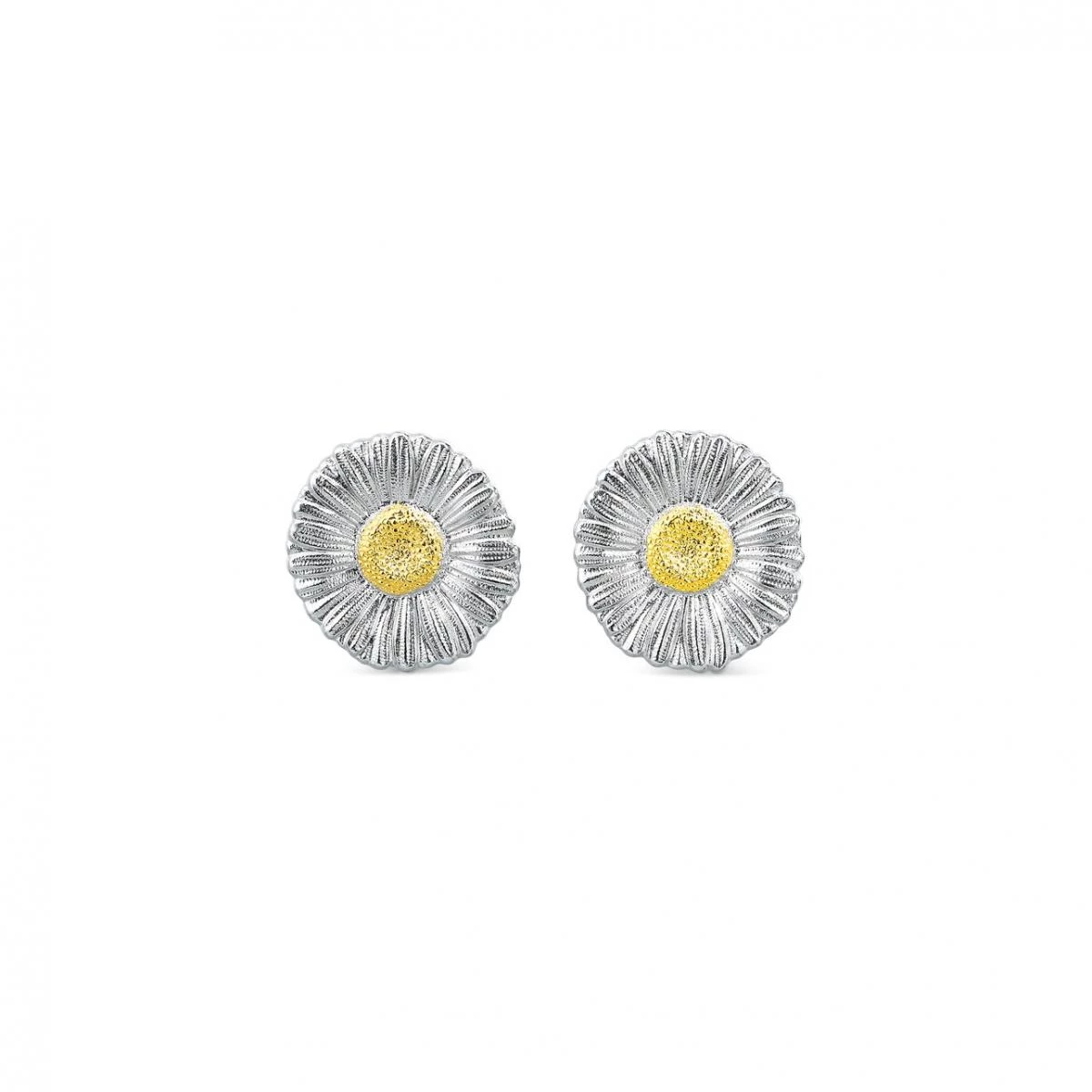如果你第一次接觸 Buccellati，這對雛菊耳環絕對是最能體會品牌「金屬也能很柔軟」的代表作。乍看之下，你可能以為耳上的花瓣是銀絲細線堆疊而成，實際卻是純銀經過一刀一刀雕刻，讓原本堅硬的金屬呈現出類似布料纖維的立體細紋。這種獨特肌理，是 Buccellati 經典工藝語言的縮影。直徑2.5公分的尺寸不算迷你，但佩戴起來意外輕巧，視覺上更像一束被陽光照亮的小花停在耳畔。中心的金色花蕊替耳環增加了亮點，也讓整體更活潑、耐看。無論是白襯衫、丹寧外套或夏日洋裝，它都能讓穿搭多一點「會呼吸的輕盈感」。 