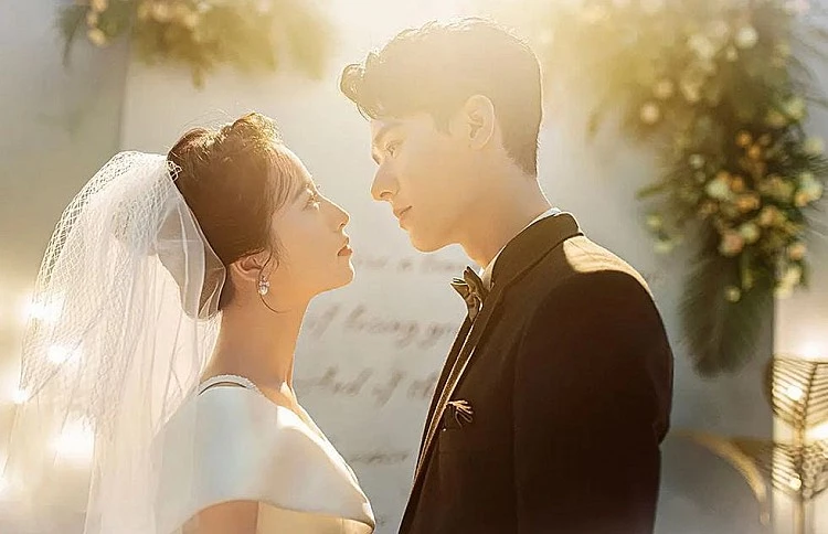 由龔俊與任敏在 2020 年主演的《從結婚開始戀愛》,故事講述一位家居集團的霸道女總裁鹿方寧(任敏 飾),因為契約與溫柔外科醫生凌睿(龔俊 飾)假結婚,卻在相處的過程中逐漸產生情愫並且共同扶持成長。