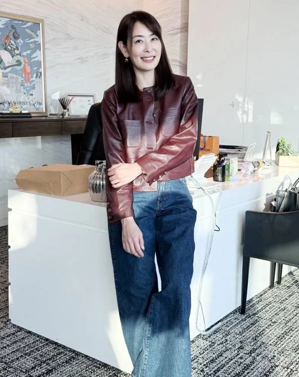 我就為《Bella儂儂》讀者們整理出賈永婕最常見,也具代表性的「6大50+減齡穿搭技巧」,提供給同樣處於人生黃金階段的成熟女性作為風格參考。