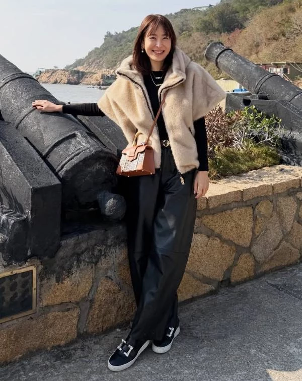 賈永婕最為人稱道的穿搭特色之一就是,她擅長將Bottega Veneta、Dior、Goyard、Chanel…等高奢精品,與Zara、H&M或韓國小眾品牌…等平價時尚巧妙混搭,透過比例、色彩與材質的拿捏,創造出極具辨識度的個人風格。