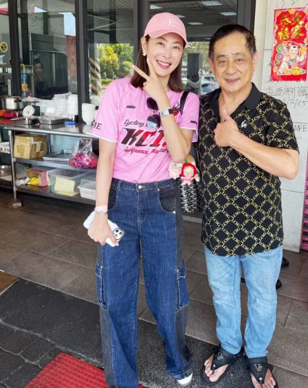 若要選出一套最不敗的減齡經典,我想...那就絕非「亮色短T + 牛仔褲」莫屬啦!亮系色彩上衣,如:陽光黃、粉桃紅、草地綠或活力橘...等,皆能瞬間提亮氣色,為面容注入天然補光燈般的朝氣;而牛仔褲的率性與粗獷,則完美中和了色彩的甜膩,展現出不經意的帥氣。