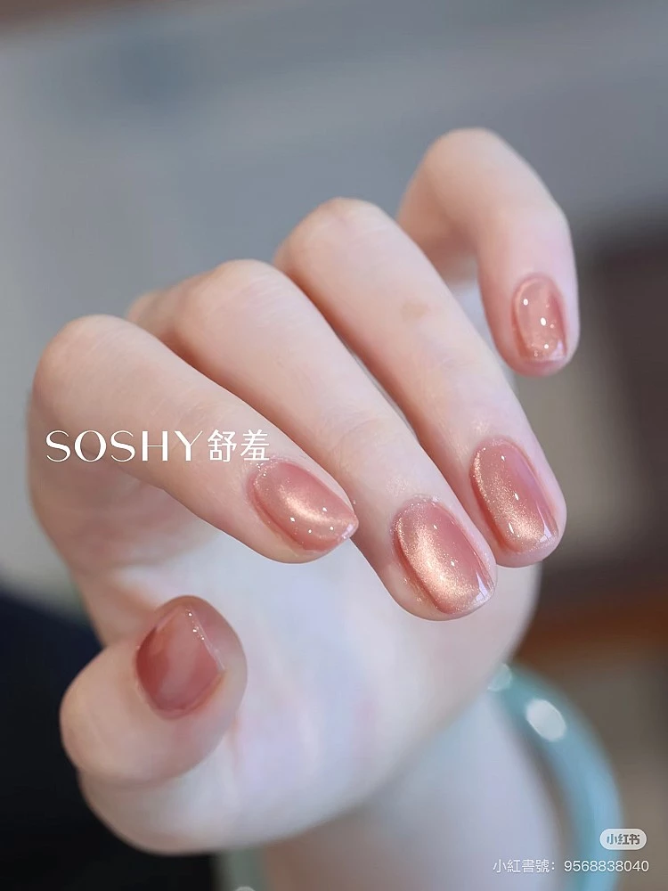 顯白光療美甲推薦4:金桃粉貓眼
