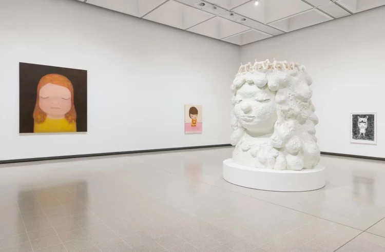 今年 6 月至 8 月倫敦海沃德美術館 Hayward Gallery以《Yoshitomo Nara》為題,策劃了一場才剛落幕的奈良美智歐洲迄今最大回顧展——一場跨越30年、展出超過 150 件作品,涵蓋素描、雕塑、繪畫、裝置與陶藝作品。