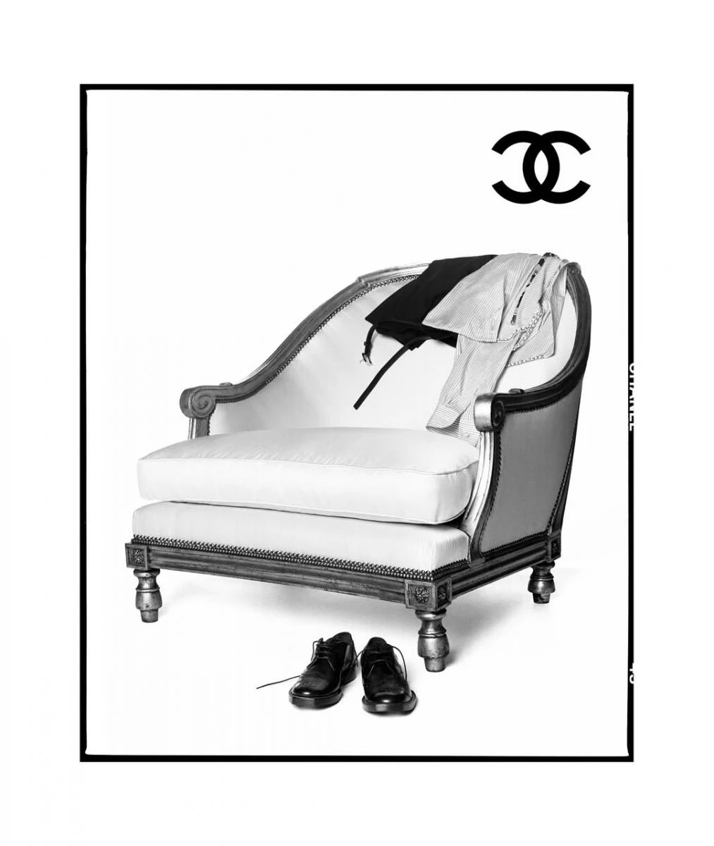 Chanel 與 Charvet 合作的這件襯衫，最早在秀前的預告中亮相，衣襟前草寫的 Chanel 字樣致敬成立之初的品牌 Logo